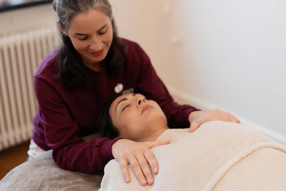 Energetische massage vrouw op behandeltafel door Tona Wong Chung